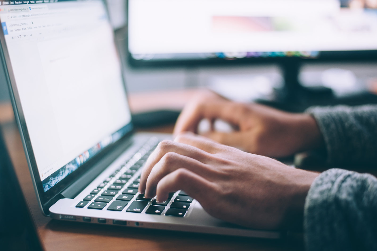 Optimierung der Bewerbungsunterlagen am Laptop